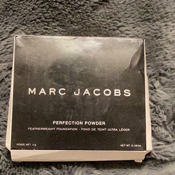 Marc Jacobs (400) Golden Fawn Perfection Powder - Picture 2 of 5